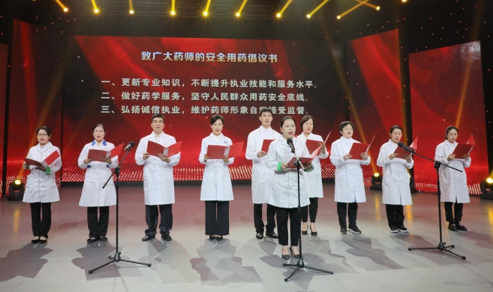 广西药师代表宣读安全用药倡议书(程奇 摄)